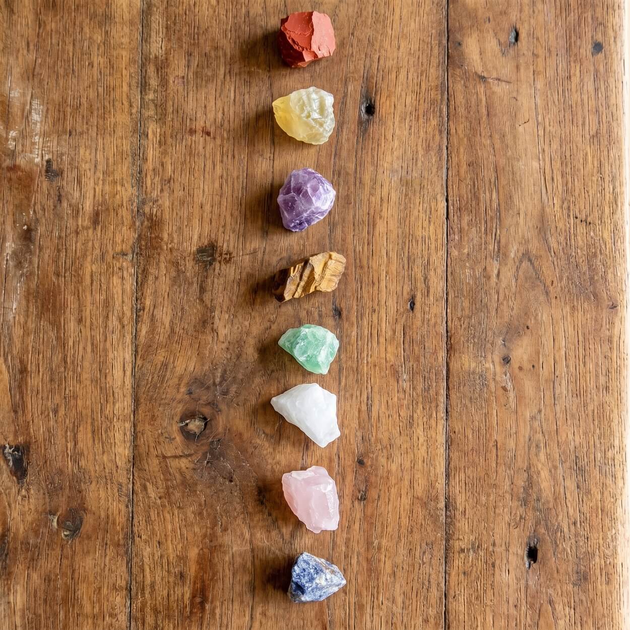 Naturbelassene Chakra-Steine in verschiedenen Farben