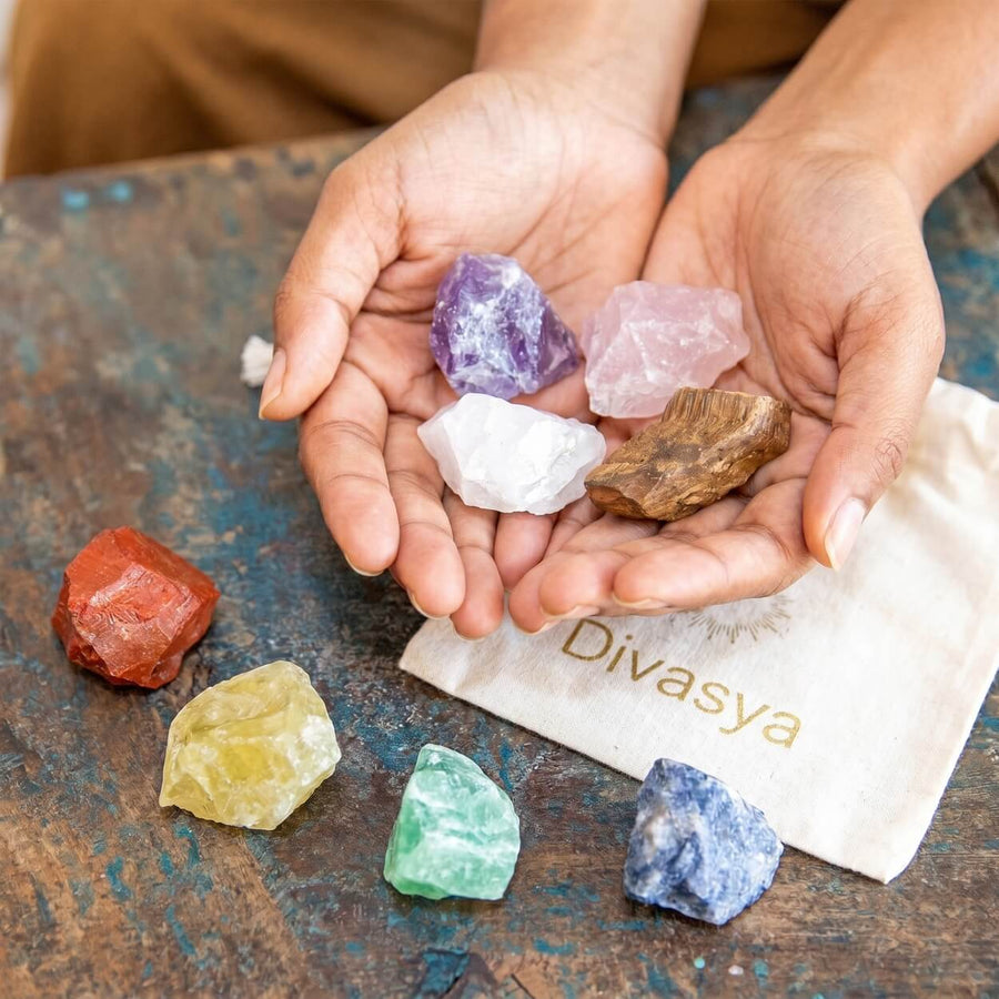 Chakra-Steine im Set mit acht Rohsteinen