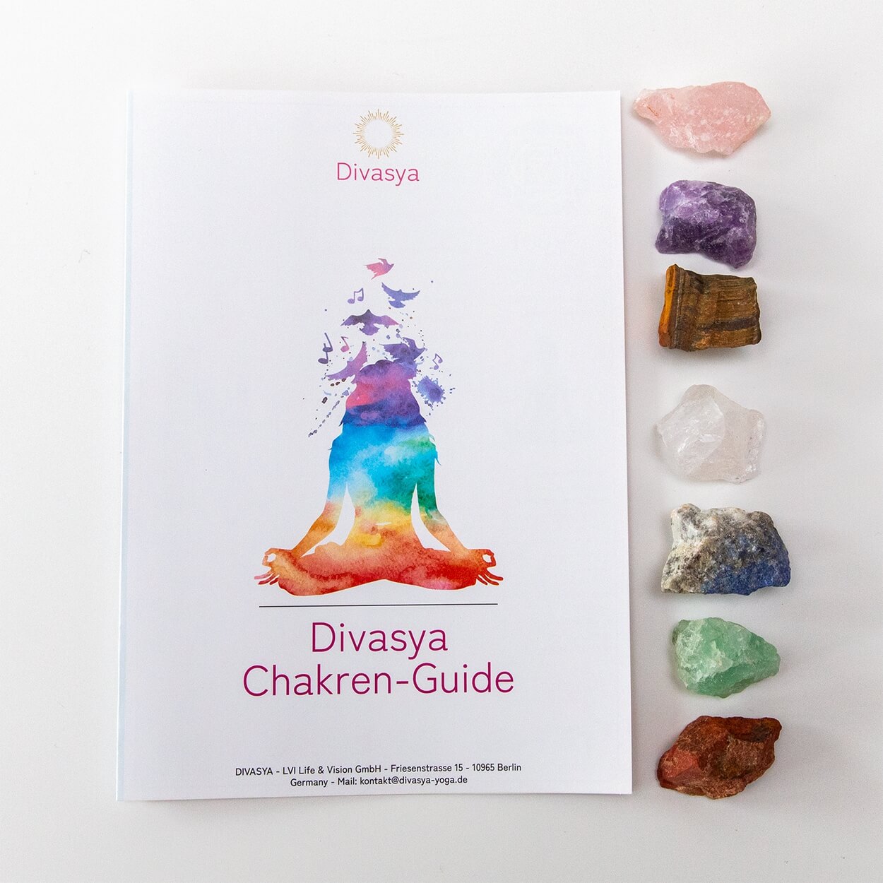 Chakra-Steine nach Farben angeordnet