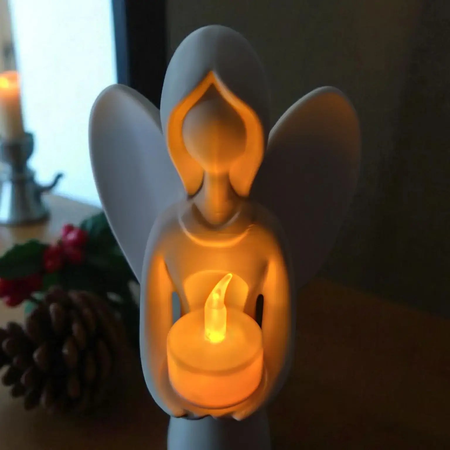 Minimalistischer Weihnachtsengel mit LED-Teelicht für warme Wintermomente