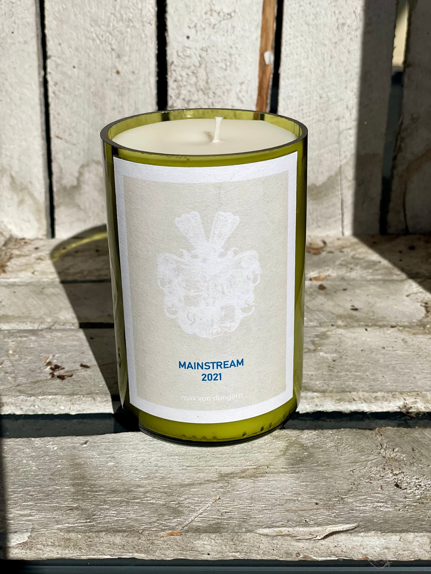 Flaschenkerze Max von Dungern Mainstream 2021 als Upcycling Kerze aus originaler Weinflasche
