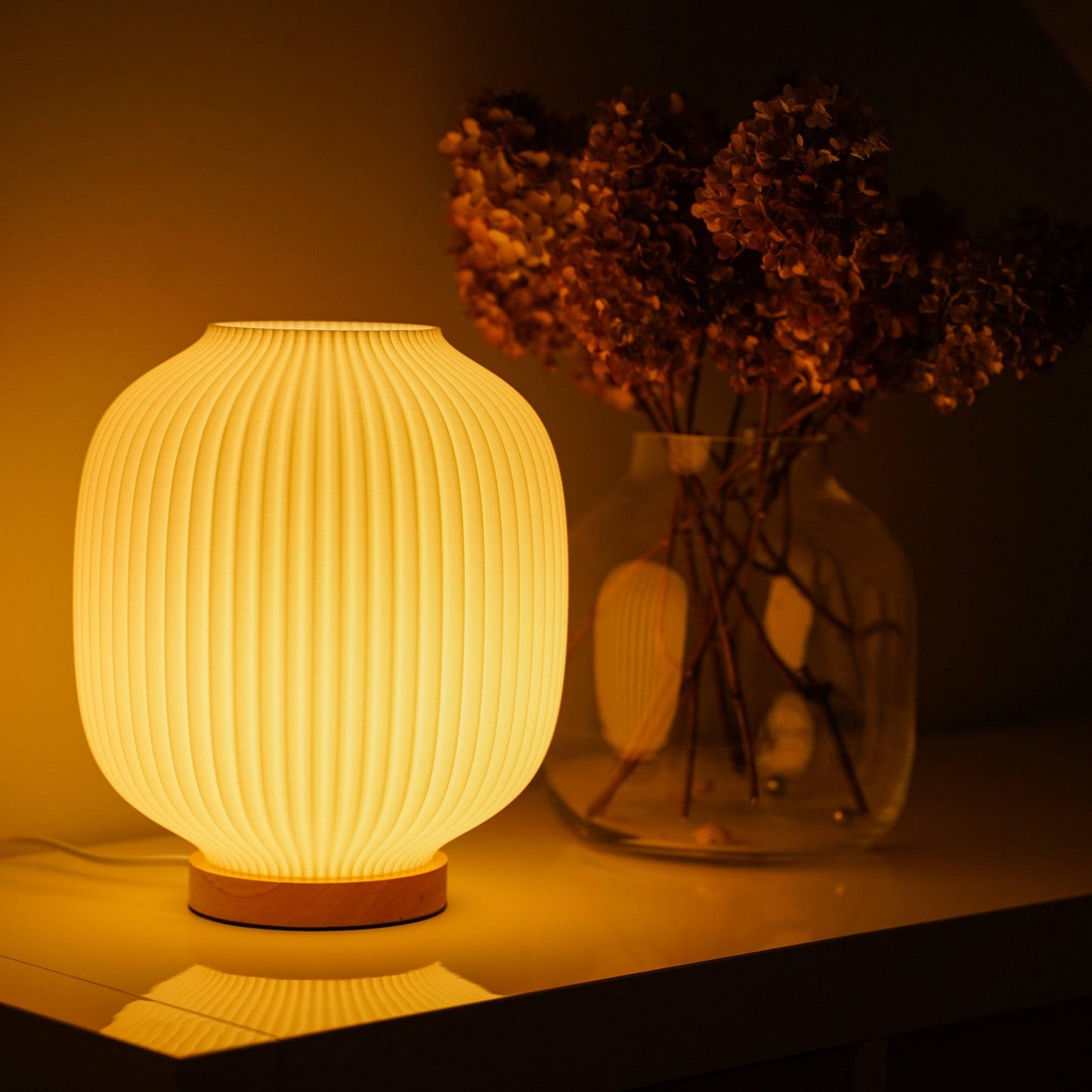 Puro Lampe mit warmem Licht als stilvolle Tischlampe für Atmosphäre, Rituale und bewusste Raumgestaltung