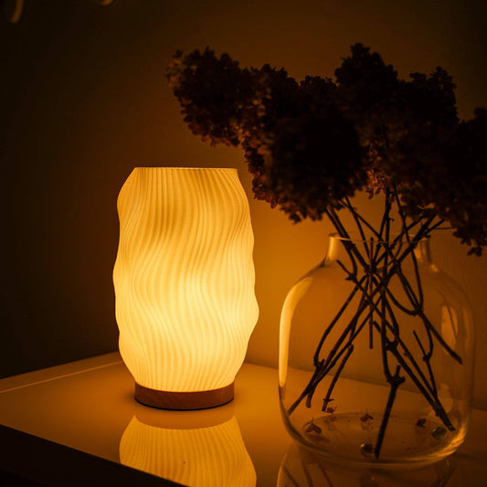 Flow Lampe mit warmem Licht als stilvolle Tischlampe für Atmosphäre, Rituale und bewusste Raumgestaltung