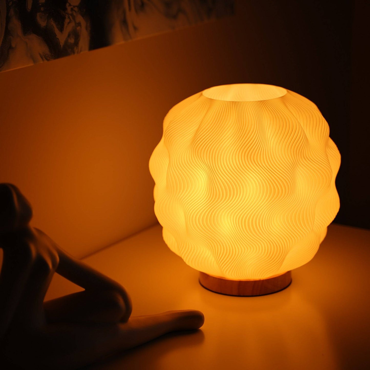 Numo Lampe mit warmem Licht als stilvolle Tischlampe für Atmosphäre, Rituale und bewusste Raumgestaltung