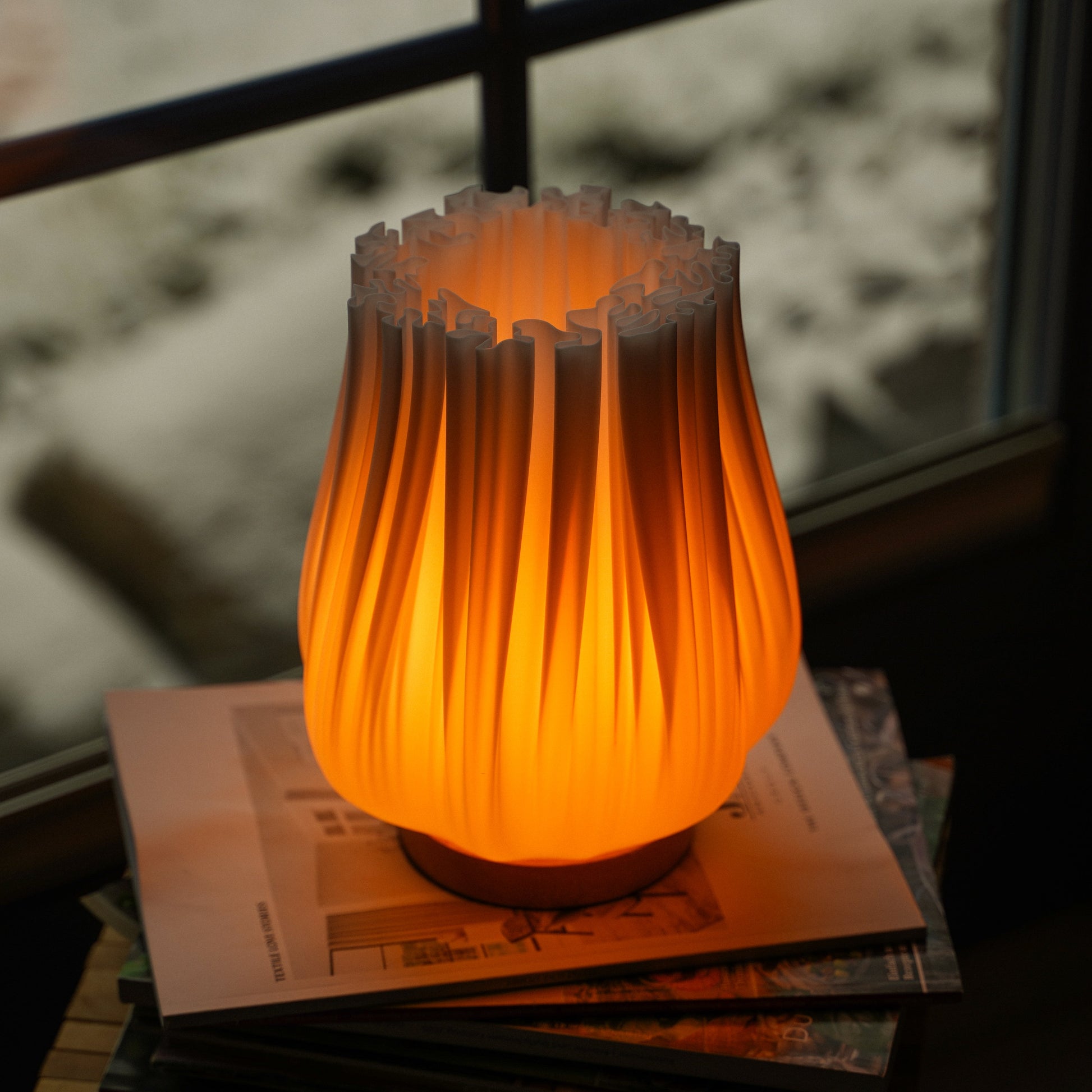 Cora Lampe mit warmem Licht als stilvolle Tischlampe für Atmosphäre, Rituale und bewusste Raumgestaltung