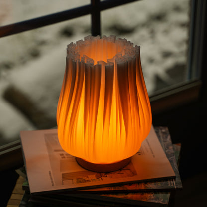 Cora Lampe mit warmem Licht als stilvolle Tischlampe für Atmosphäre, Rituale und bewusste Raumgestaltung