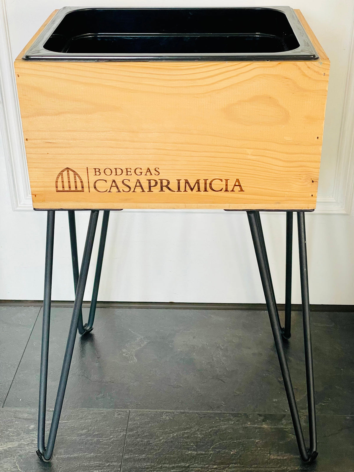 Weinkühler mit Standfüßen aus Weinkiste Bodegas Casa Primicia Eiskühler Holzweinkiste – handgefertigtes Upcycling-Produkt von GAHRDSGN – weitere Produktansicht