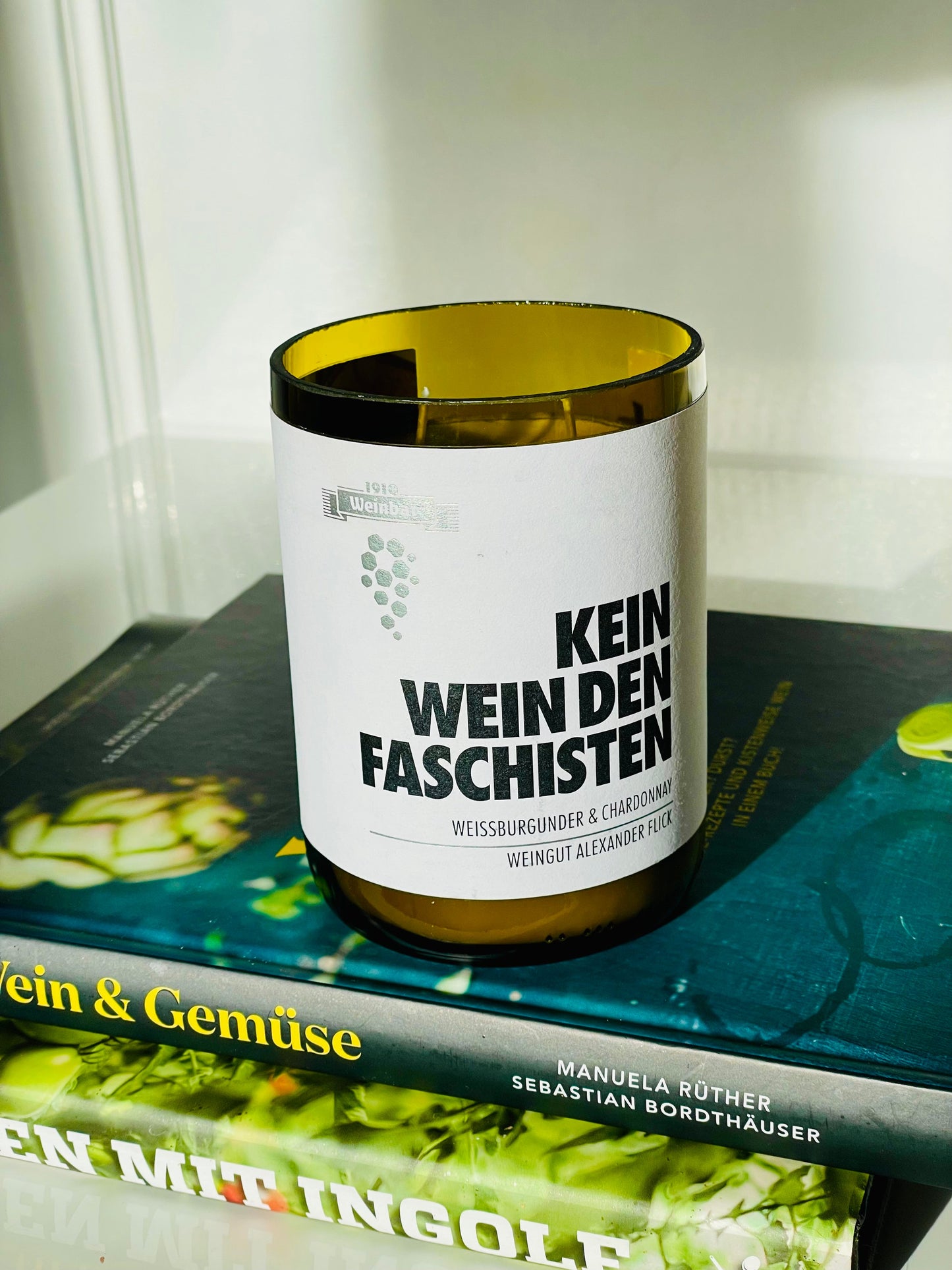 Flaschenkerze Alexander Flick Kein Wein den Faschisten 2023 als Upcycling Kerze aus originaler Weinflasche
