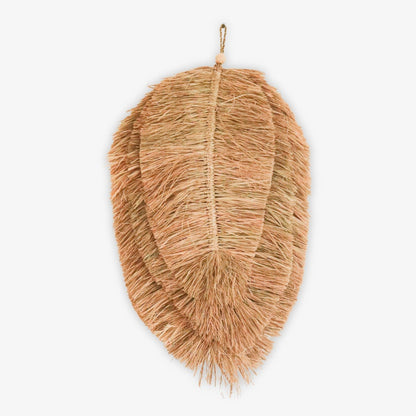 Freigestellte Ansicht der blattförmigen Soeji Wanddekoration TIPIN mit Raffia-Fransen und Holzperle