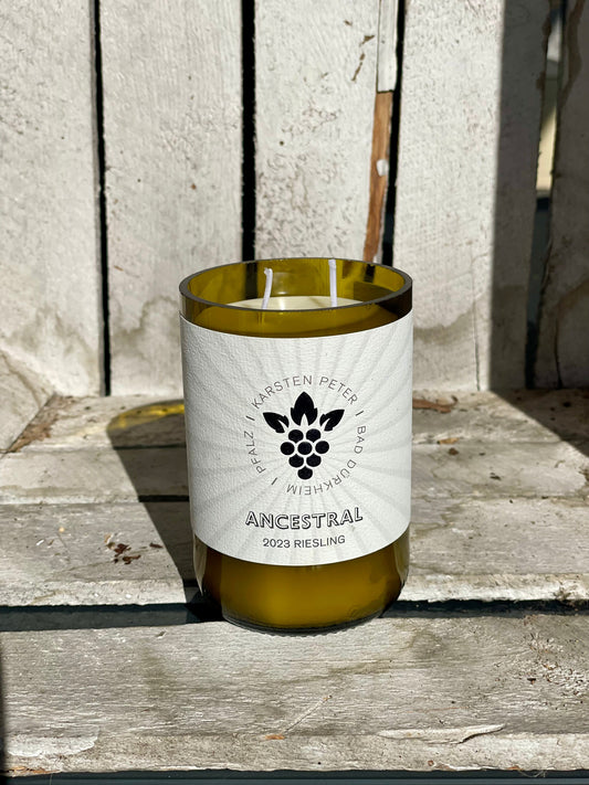 Flaschenkerze Karsten Peter Ancestral Riesling 2023 als Upcycling Kerze aus originaler Weinflasche