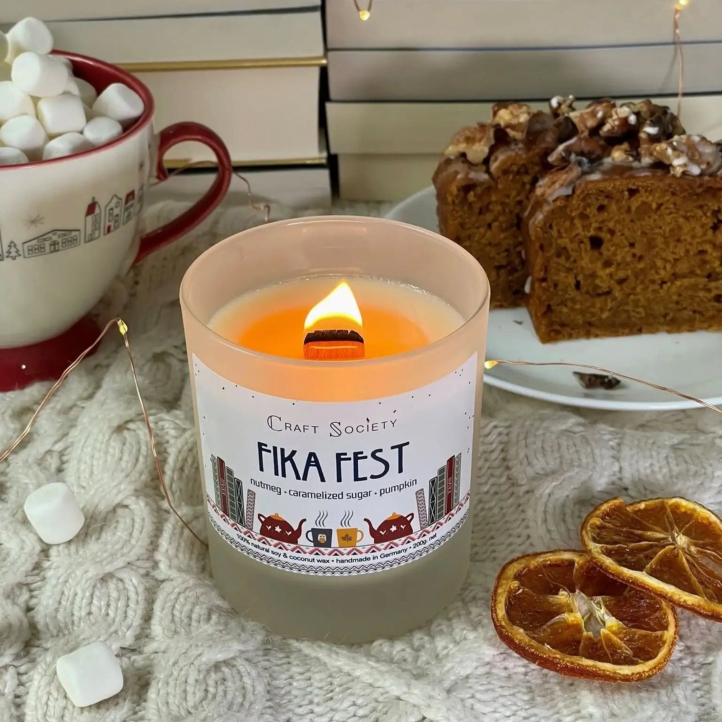 Fika Fest Duftkerze Deluxe im satinierten Glas mit Holzdocht – gemütlicher Duftmoment für Herbst und Winter