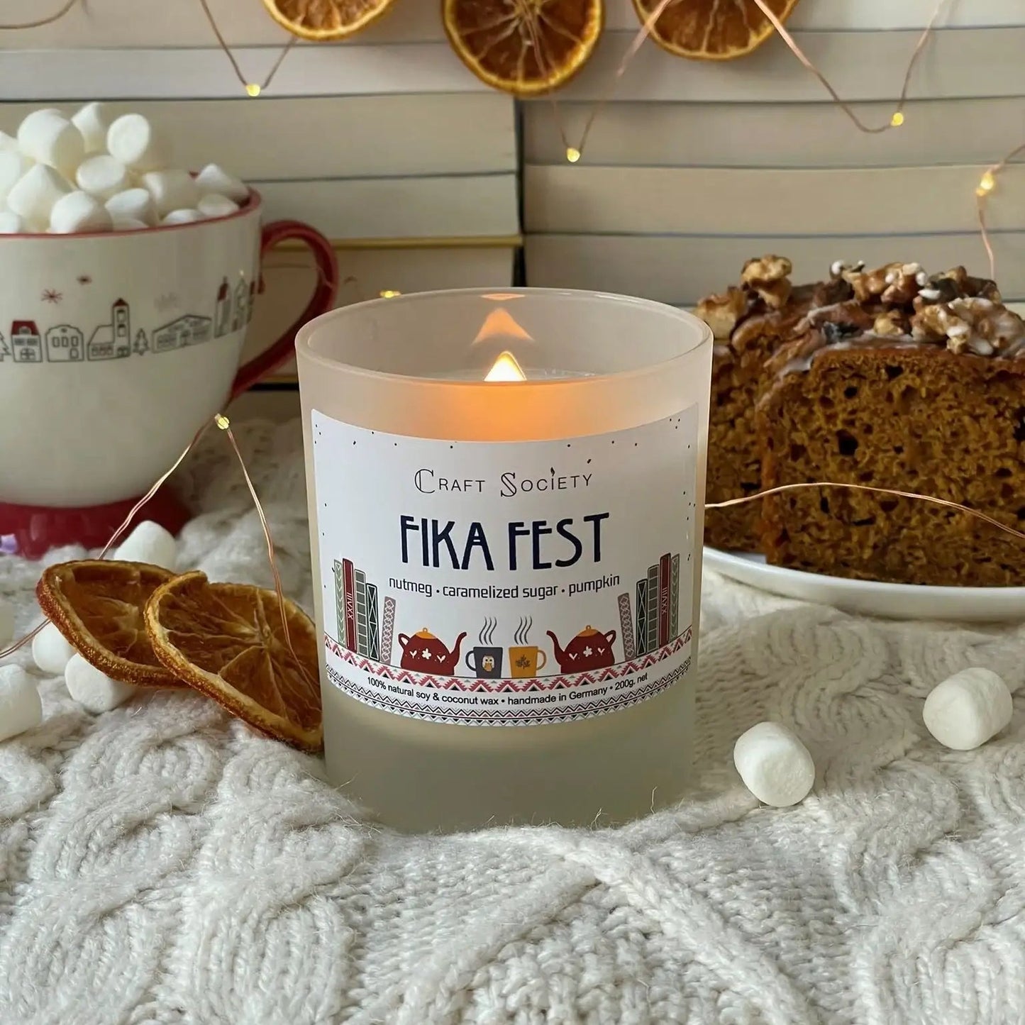 Fika Fest Duftkerze Deluxe brennend mit Holzdocht, Kuchen und Marshmallows – warme Duftkerze für Fika-Momente