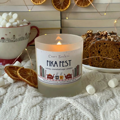 Fika Fest Duftkerze Deluxe brennend mit Holzdocht, Kuchen und Marshmallows – warme Duftkerze für Fika-Momente