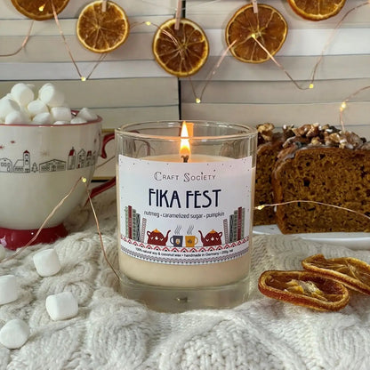 Fika Fest Duftkerze Regular brennend mit Kuchen und Marshmallows – süßer Skandi-Duft für gemütliche Kaffeepausen