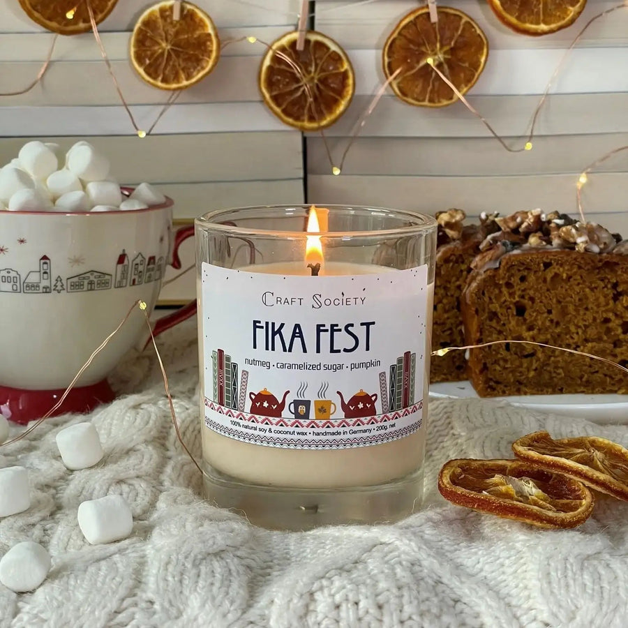Fika Fest Duftkerze Regular brennend mit Kuchen und Marshmallows – süßer Skandi-Duft für gemütliche Kaffeepausen
