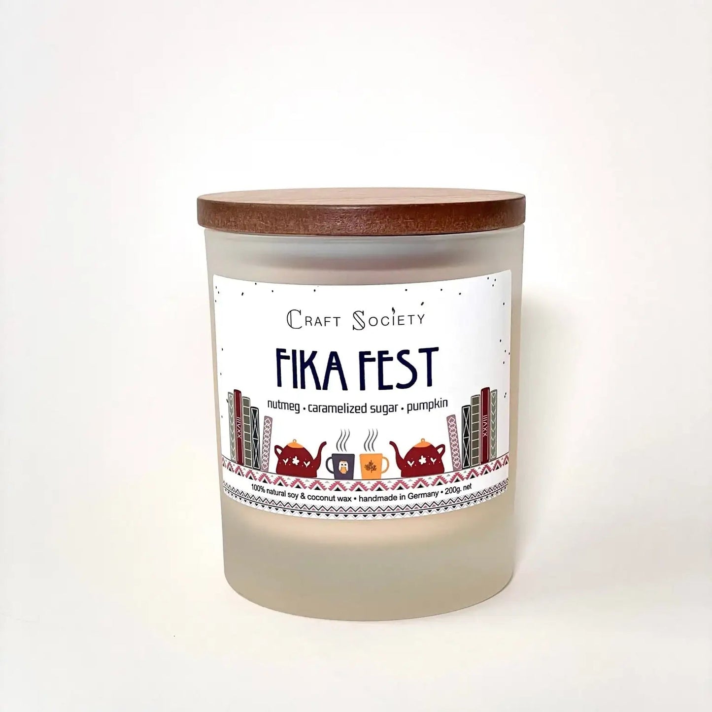 Fika Fest Duftkerze Deluxe auf weißem Hintergrund – Duftkerze im satinierten Glas mit Holzdocht