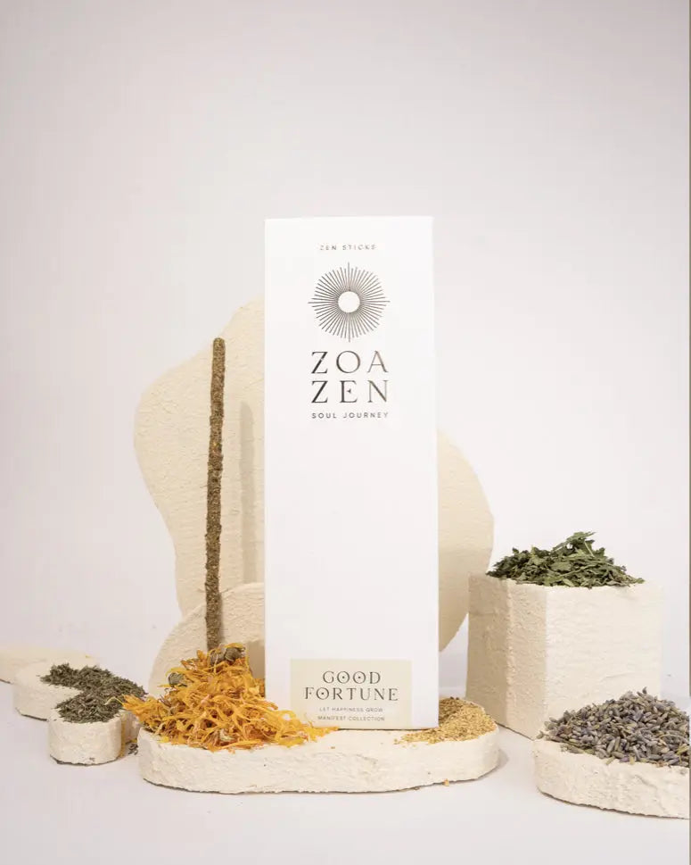 Good Fortune Räucherstäbchen von ZoaZen im Ritual – Detailansicht