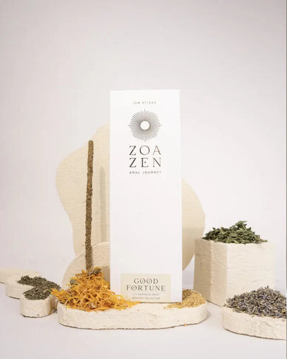 Good Fortune Räucherstäbchen von ZoaZen im Ritual – Detailansicht