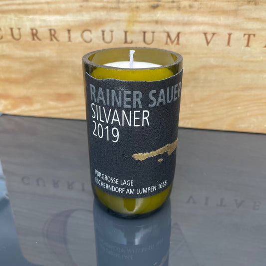 Flaschenkerze Rainer Sauer Silvaner Eschendorf am Lumpen 2019 als Upcycling Kerze aus originaler Weinflasche