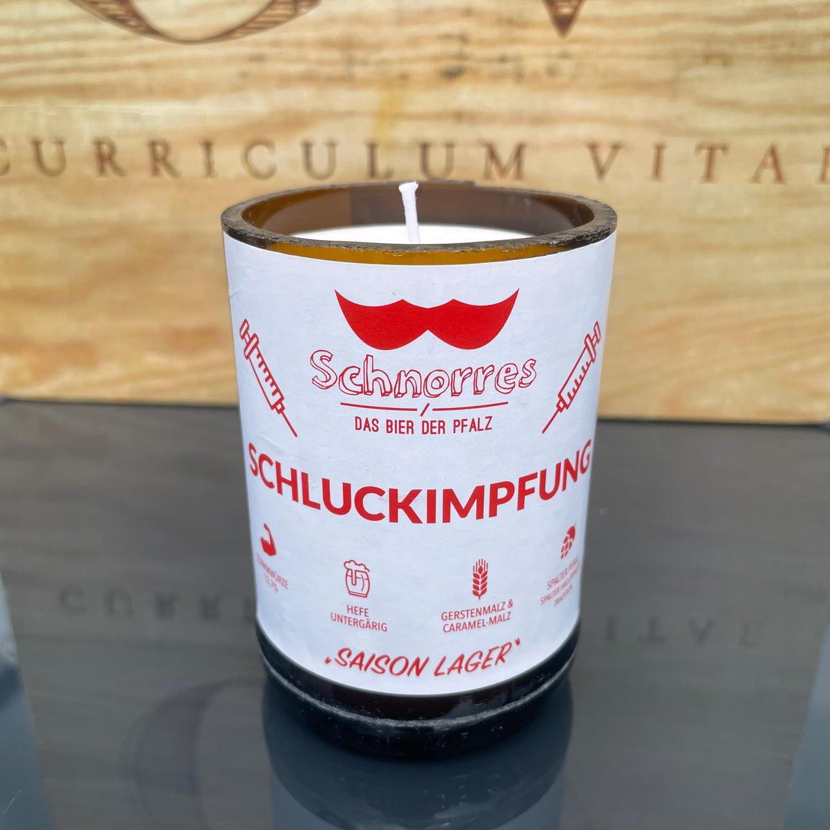Upcycling-Kerze Schluckimpfung Saison Lager Schnorres – handgefertigtes Upcycling-Produkt von GAHRDSGN