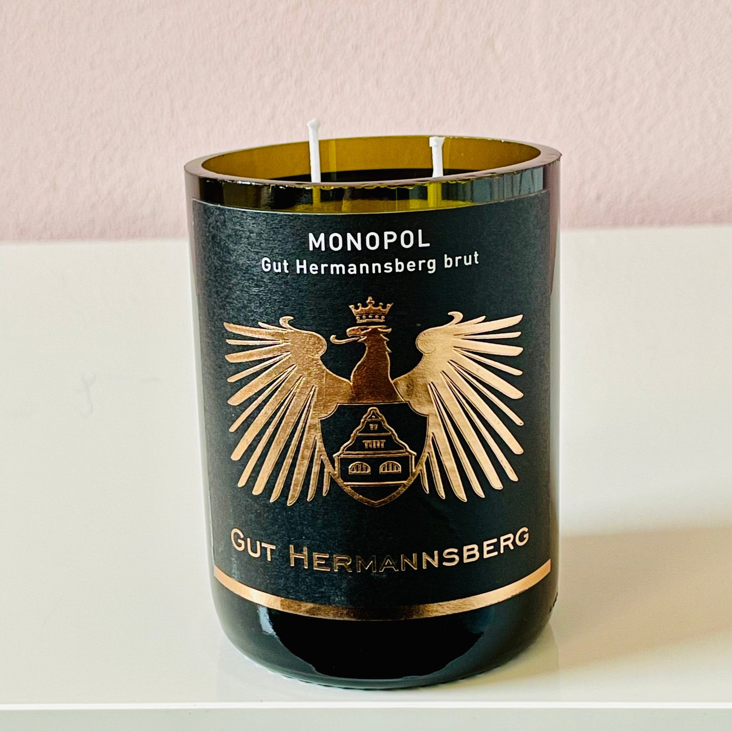 Flaschenkerze Gut Hermannsberg Monopol Riesling Brut als Upcycling Kerze aus originaler Sektflasche