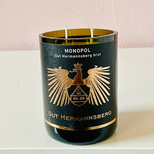 Flaschenkerze Gut Hermannsberg Monopol Riesling Brut als Upcycling Kerze aus originaler Sektflasche