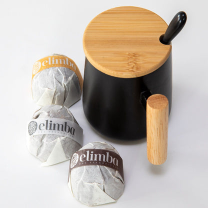 Schwarze Keramiktasse mit Löffel und Bambusgriff