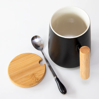 Kakao-Zeremonie mit Tasse und Inspirationskarten