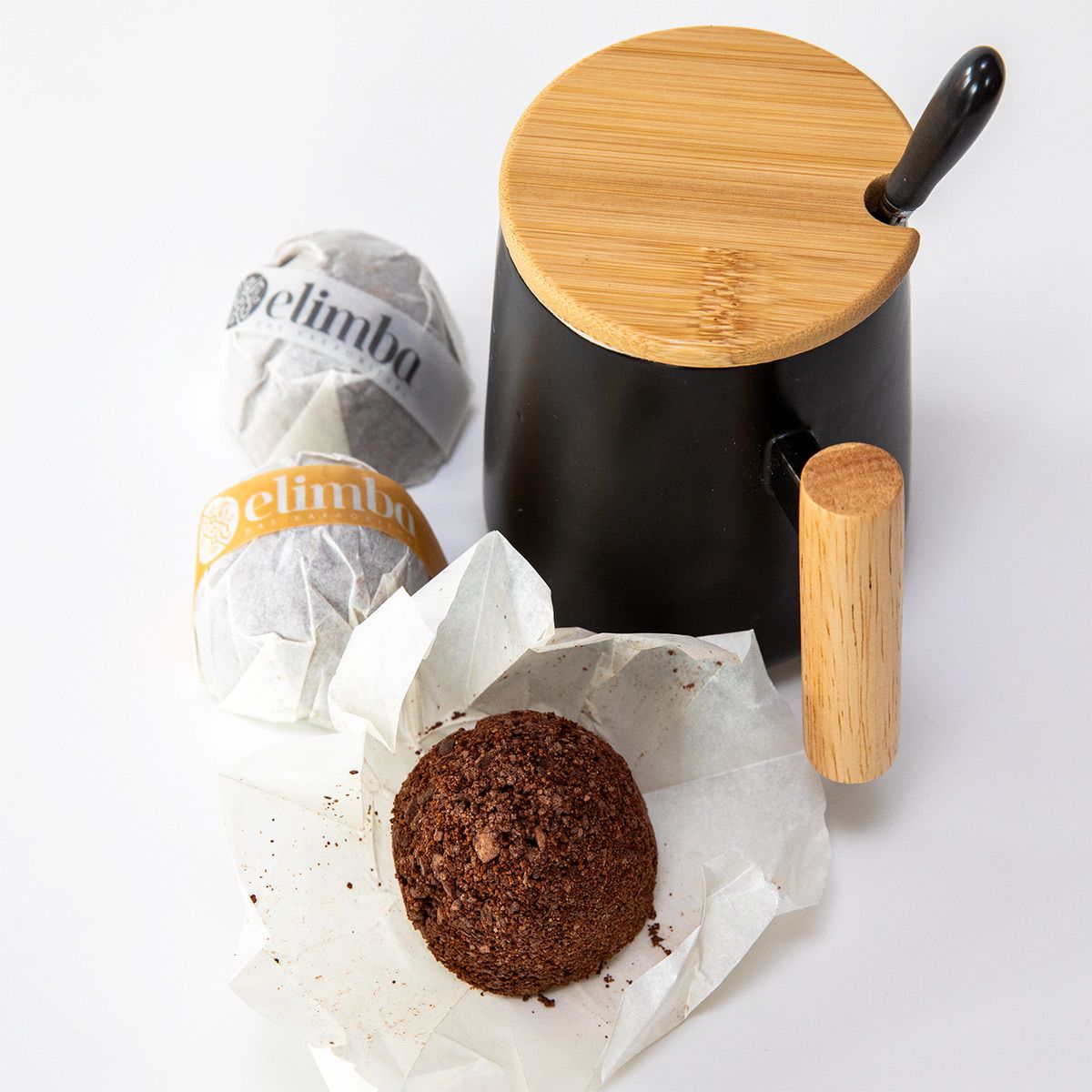 Schwarze Kakao-Tasse mit Deckel und Bambusgriff