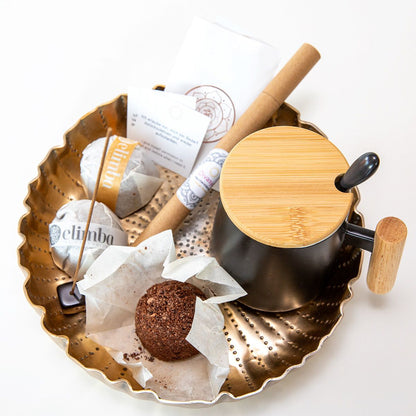 Kakao-Tasse und Ritualzubehör arrangiert