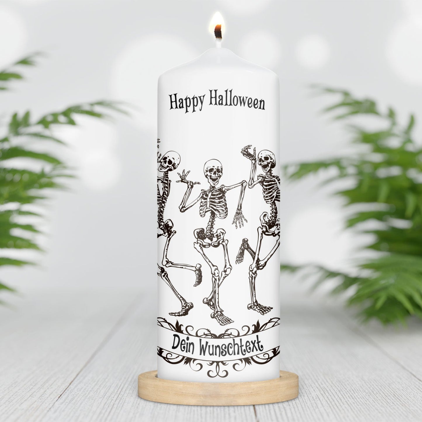 Grote Halloween-kaars met skeletten en gewenste naam aan de voorzijde