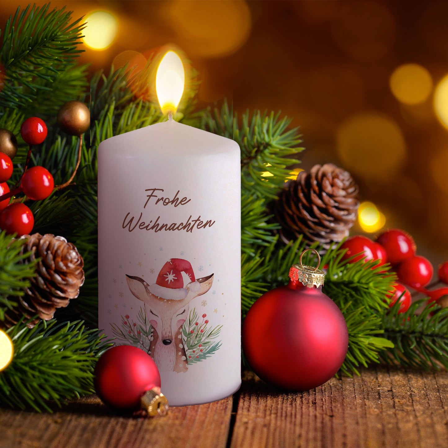 Kleine Weihnachtskerze „Reh“ in winterlicher Dekoration