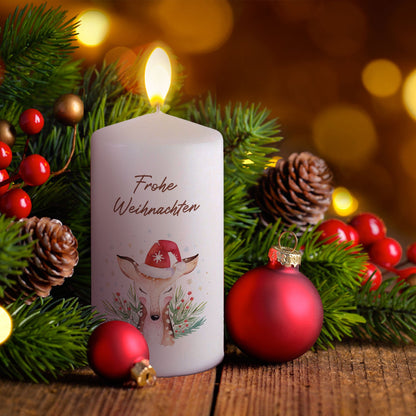 Kleine Weihnachtskerze „Reh“ in winterlicher Dekoration