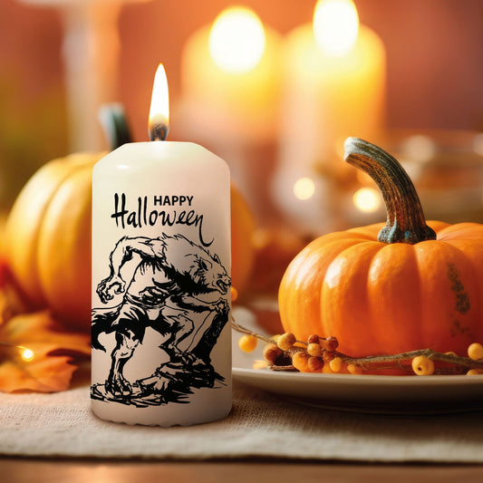 Halloween-kaars met weerwolfmotief in sfeervolle spooky-season-decoratie