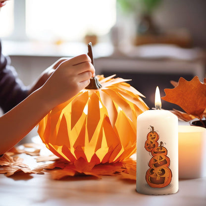 Halloween-pompoenkaars als warm lichtaccent op tafel