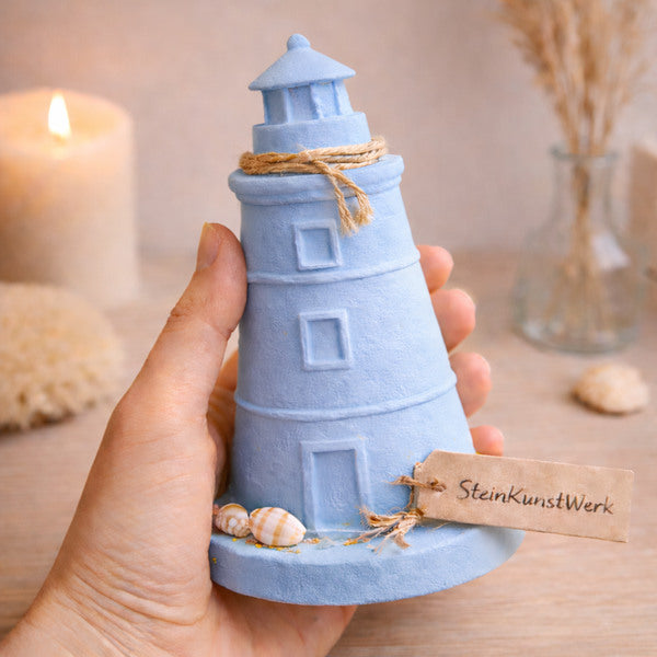 Pastellblaue Leuchtturm Deko für maritime Wohnideen