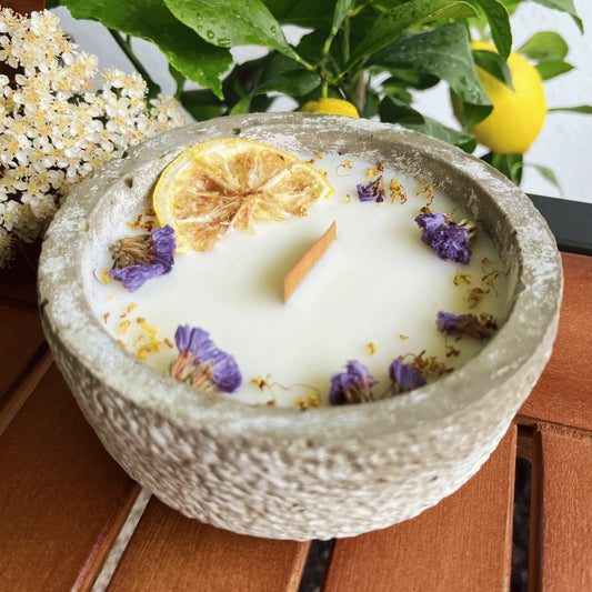 XL Citronella-Kerze Blütenzauber von DochtFreunde mit Deckel
