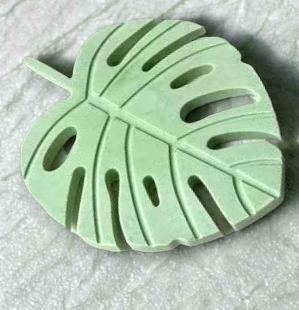 Monstera Blatt Deko von SteinKunstWerk für stilvolle Wohnatmosphäre und bewusste Momente