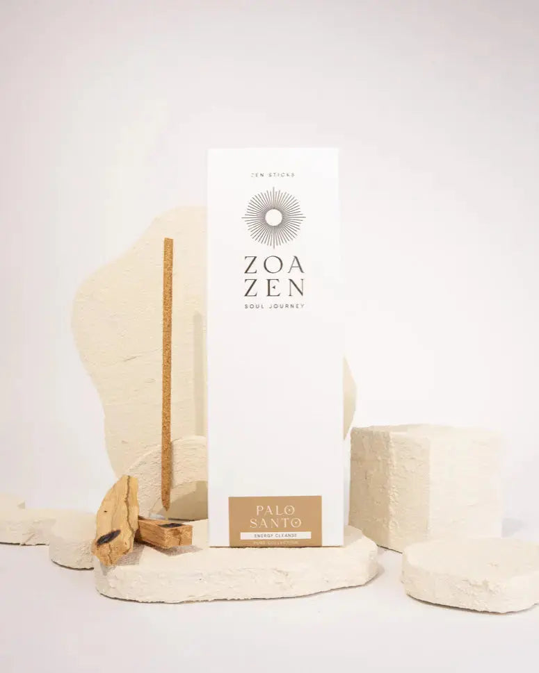 Palo Santo Räucherstäbchen von ZoaZen im Reinigungsritual – Detailansicht