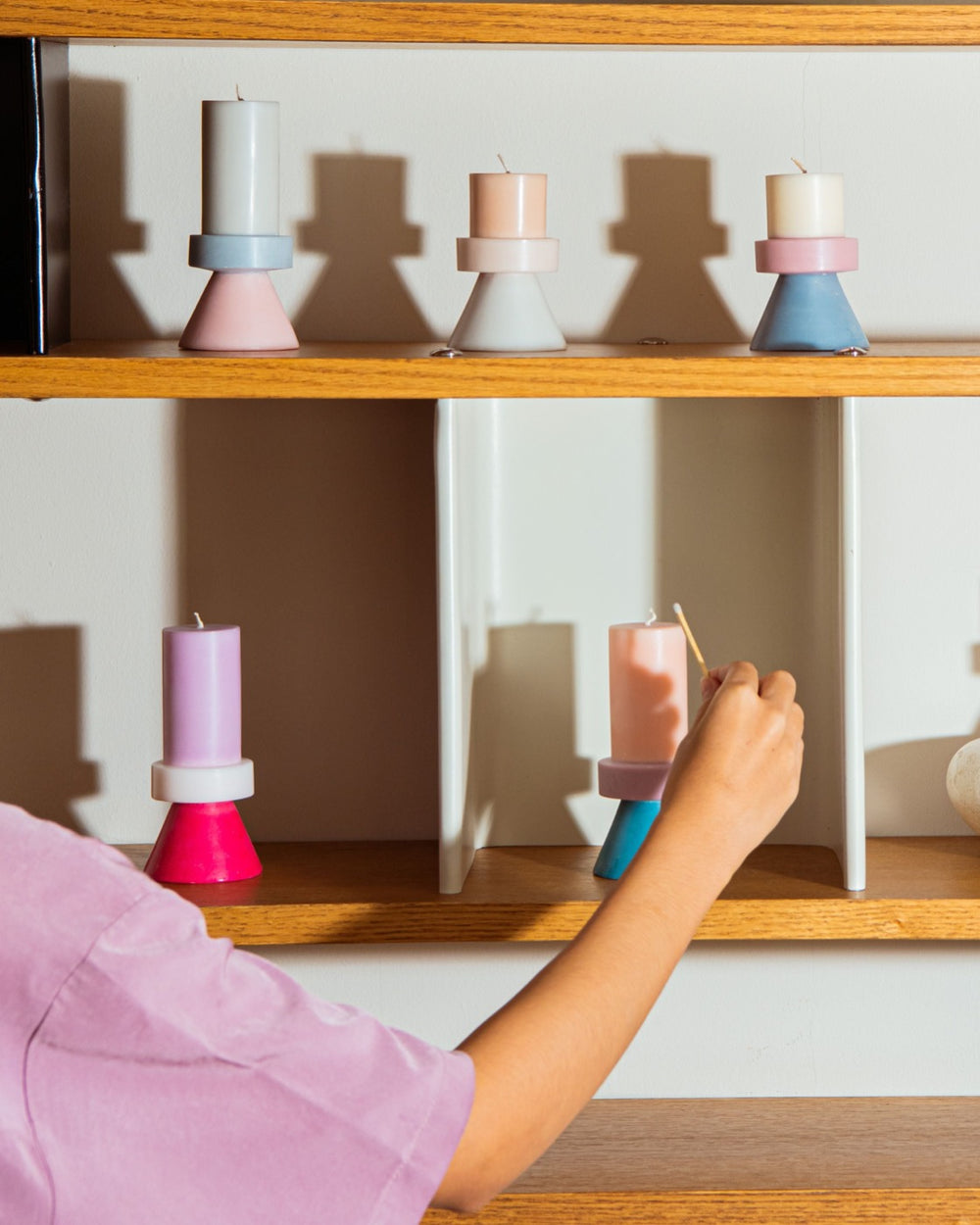 Stack Candle Tall Hellgrau, Pastellblau und Rosa – zusätzliche Produktansicht 3