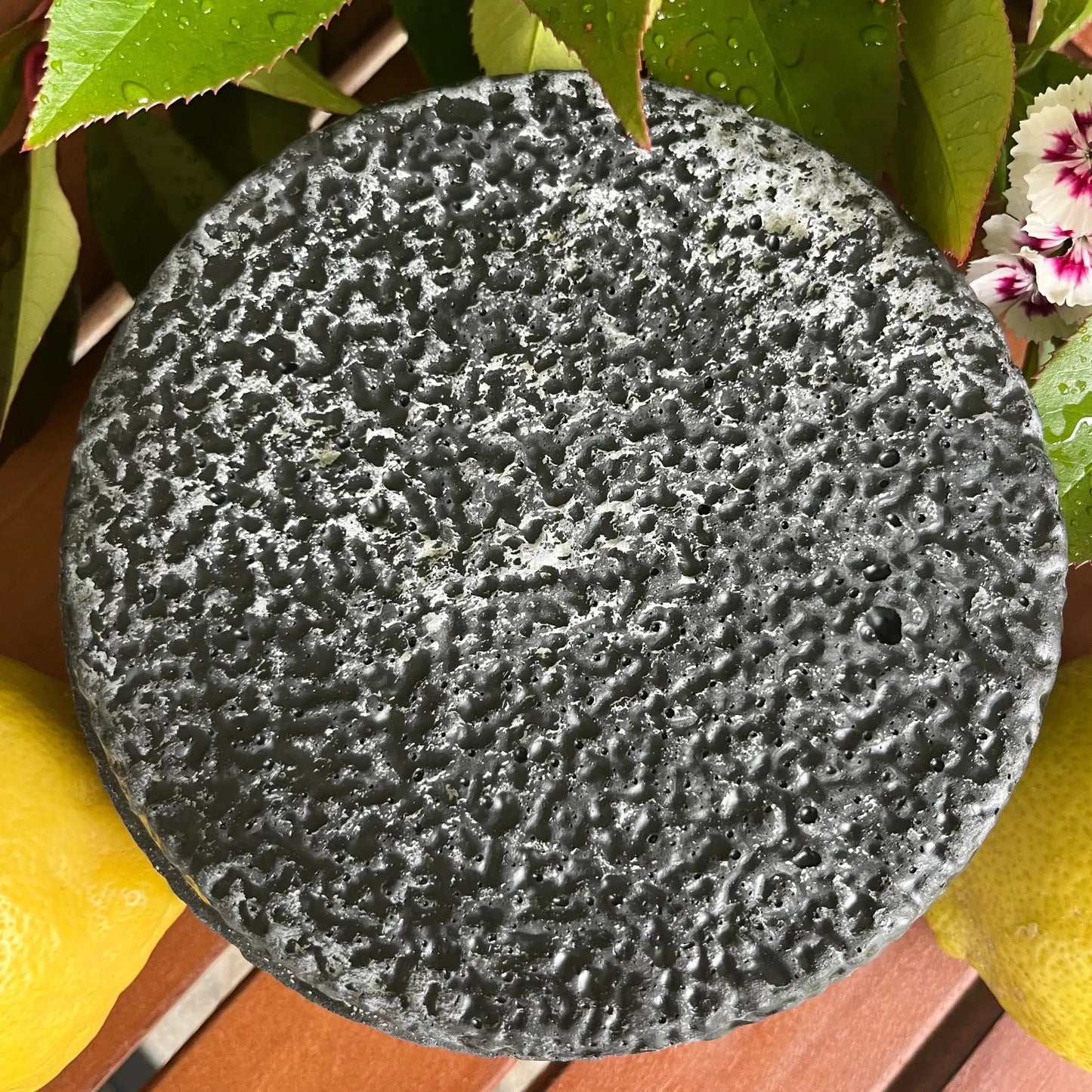 Schwarze XL Outdoor-Kerze „Die Dämmerung“ mit Blütendekor