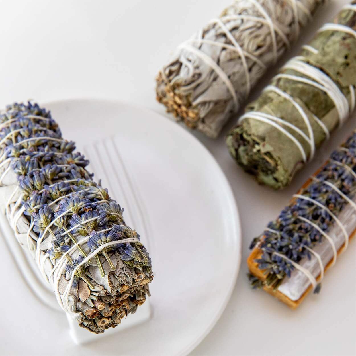 Smudge Ritual mit Weißem Salbei für Achtsamkeit