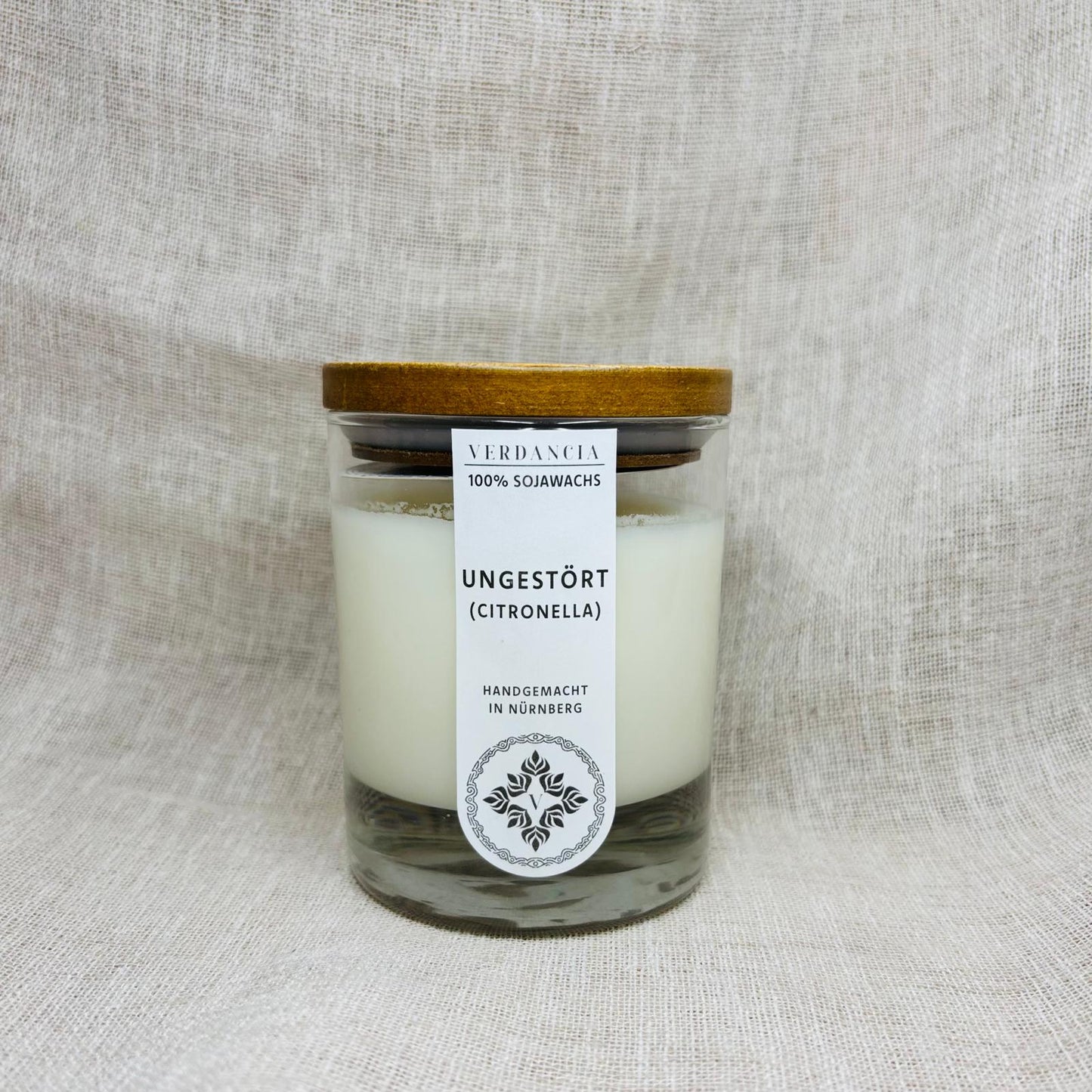 Ungestört von Verdancia Manufaktur – Vorderansicht der Citronella-Kerze