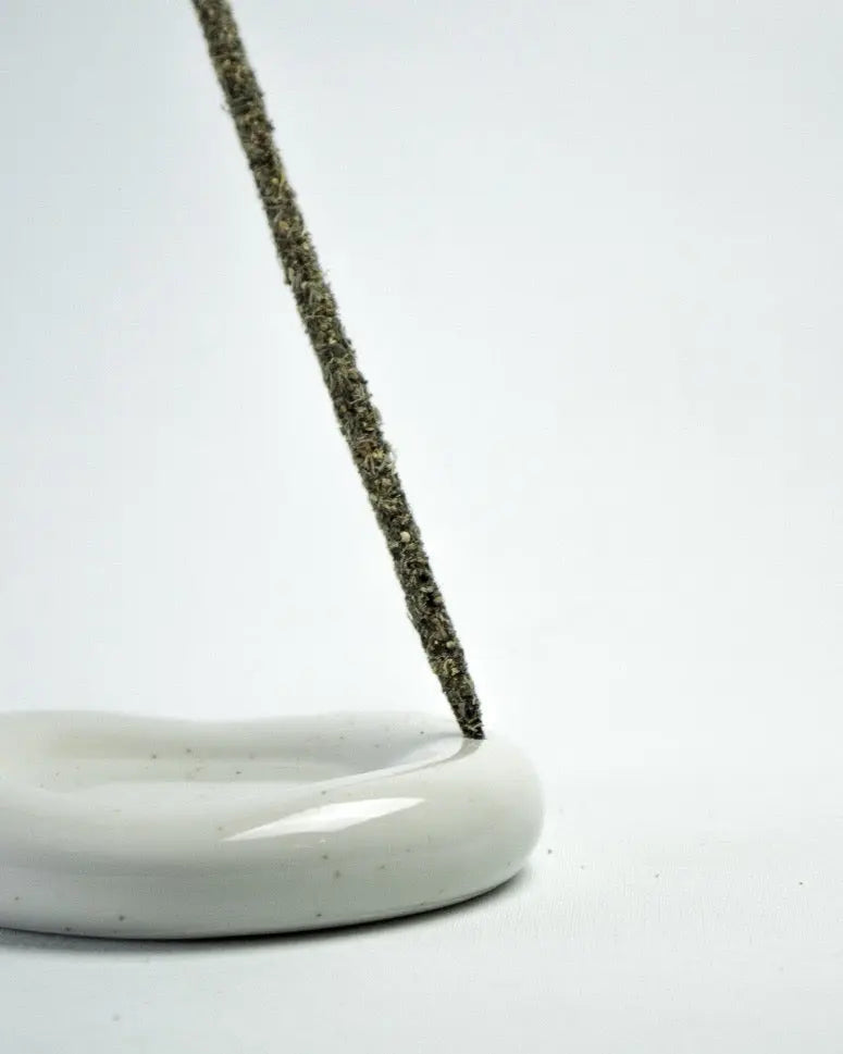 Zen Holder Räucherschale von ZoaZen mit Räucherwerk – Detailansicht