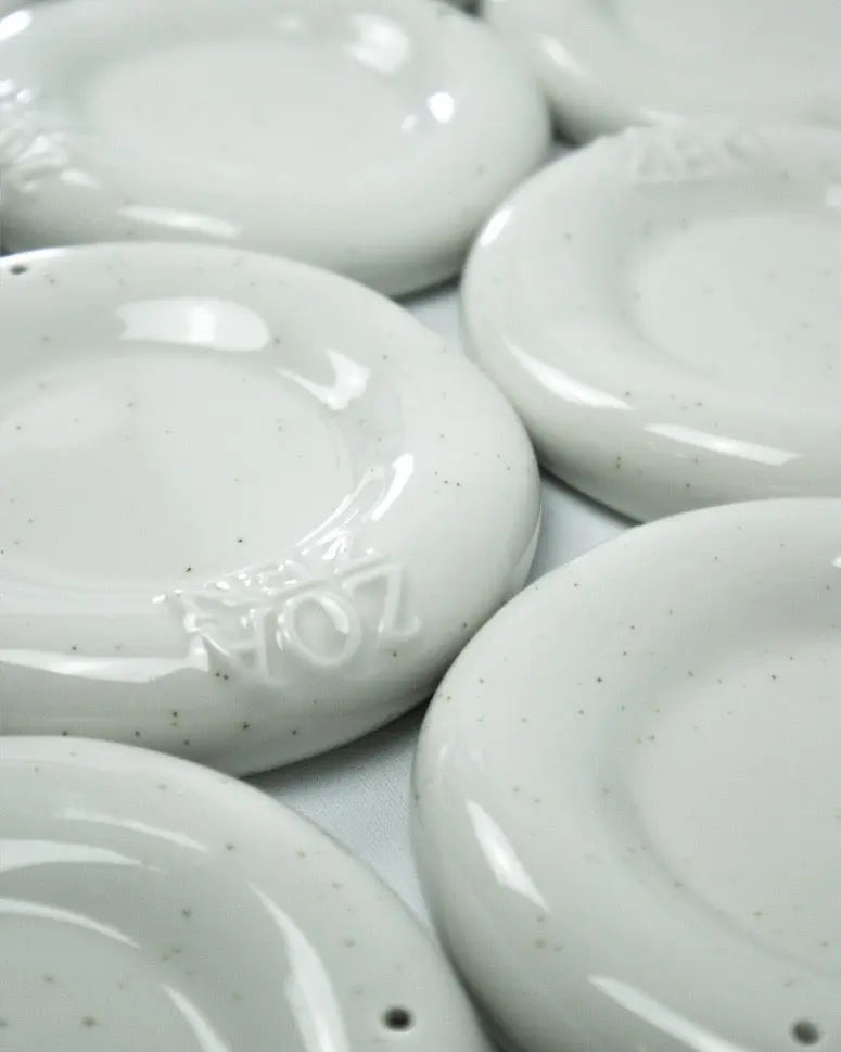 Zen Holder Räucherschale von ZoaZen mit Räucherwerk – Ritualszene