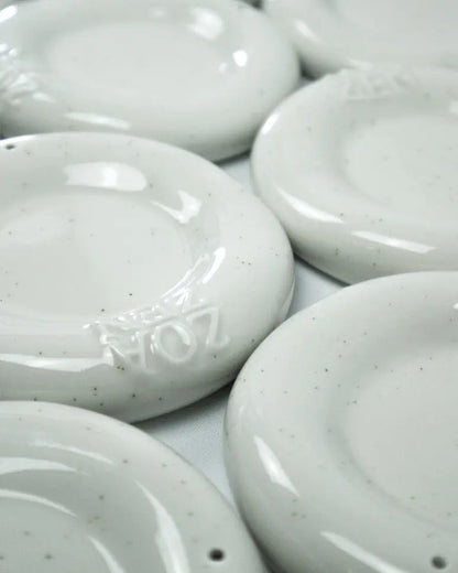 Zen Holder Räucherschale von ZoaZen mit Räucherwerk – Ritualszene