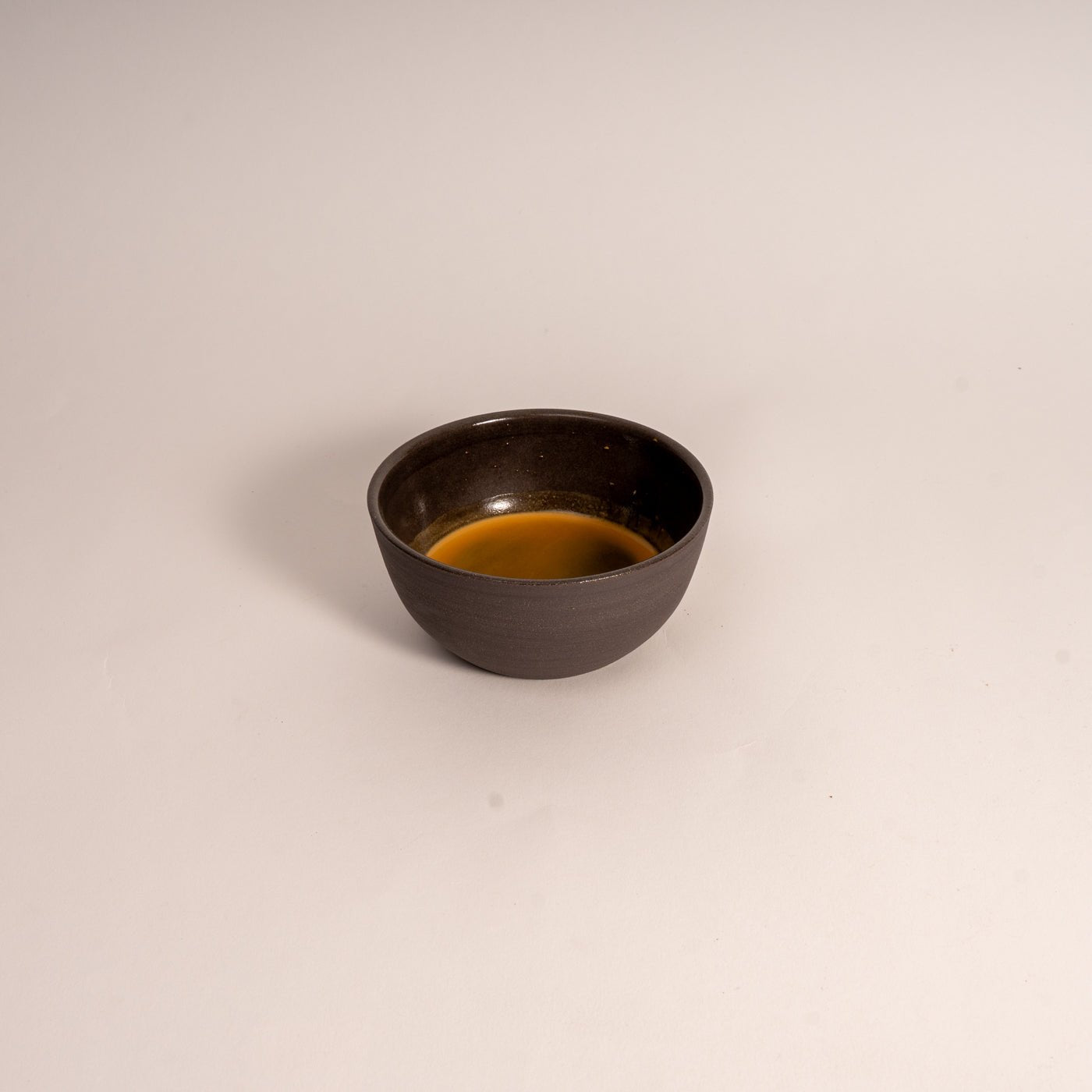 KUMO Cappuccino Grau-Schwarz von Mura Mura Ceramics