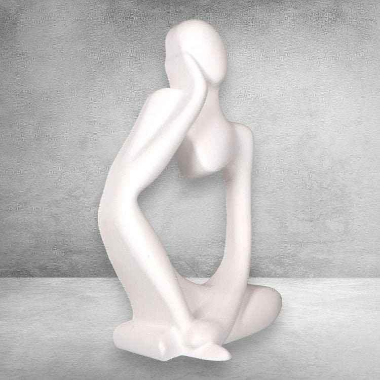 Weiße Frauenfigur als Basis für eine individuell gestaltete Gothic-Version