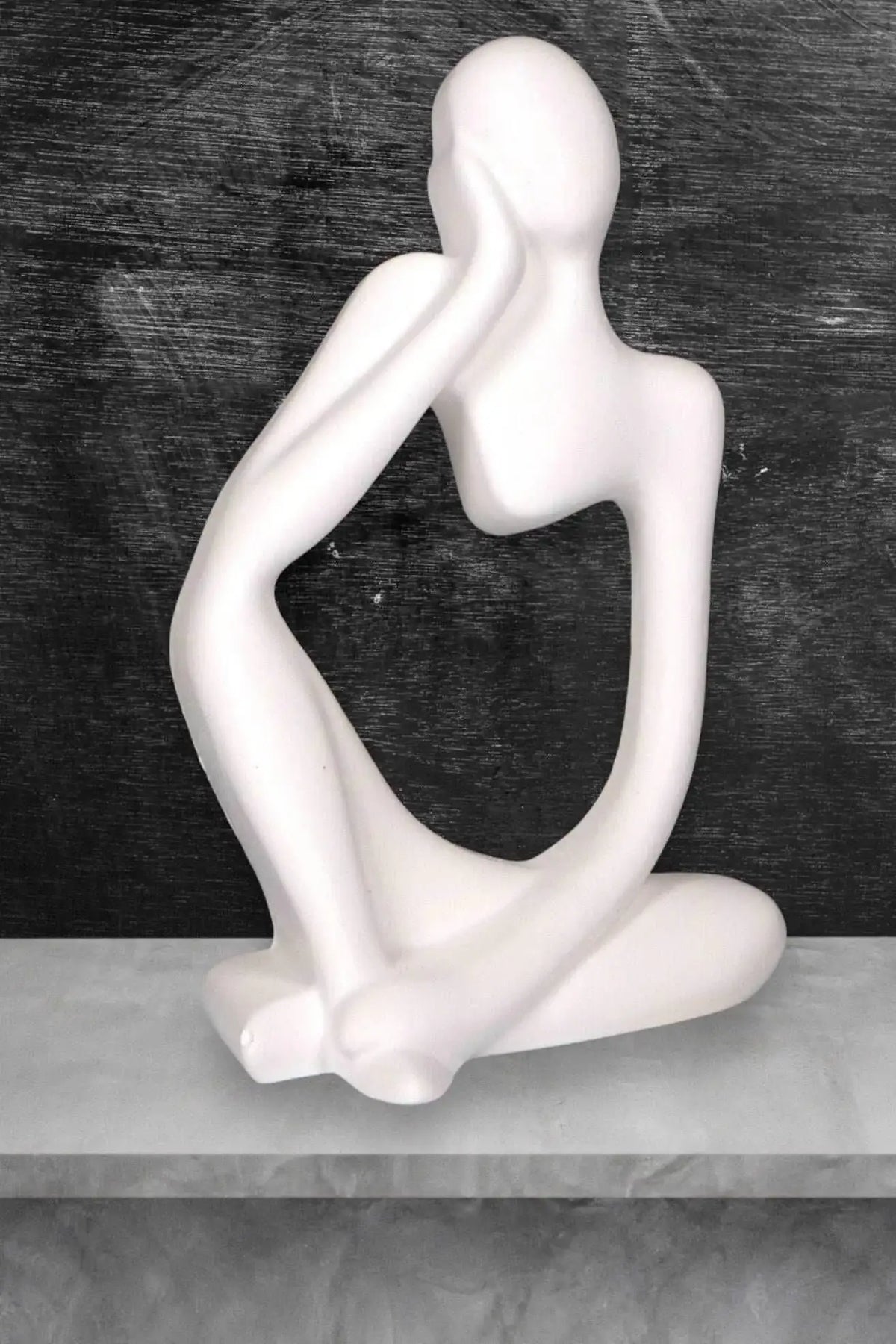 Nachdenkliche Frauenfigur als handgefertigte Deko und Geschenkidee