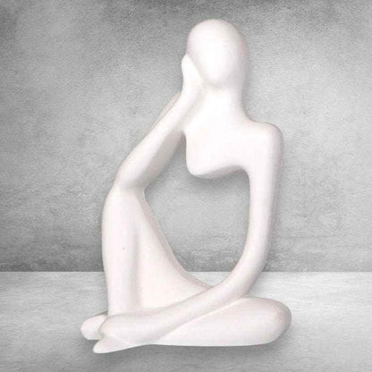 Nachdenkliche Frauenfigur – handgefertigte Deko mit ruhiger Ausstrahlung